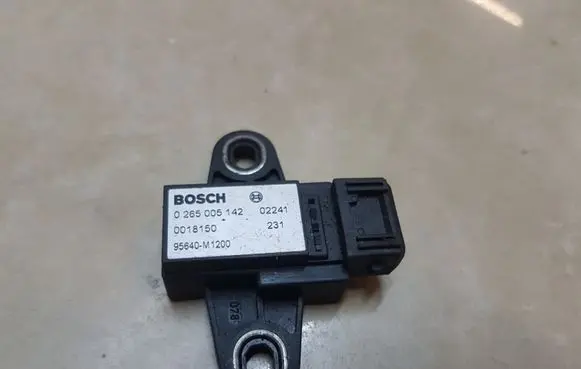KIA Sorento Airbag deployment crash/impact sensor 0265005142