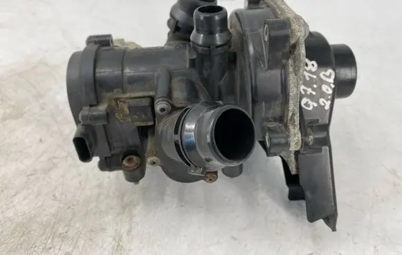 Audi Q7 4M Water pump 06L121111H