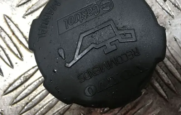 Volvo S60 Oil filler cap 