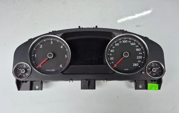 Volkswagen Touareg II Speedometer (instrument cluster) 7P6920880D 0263677004
