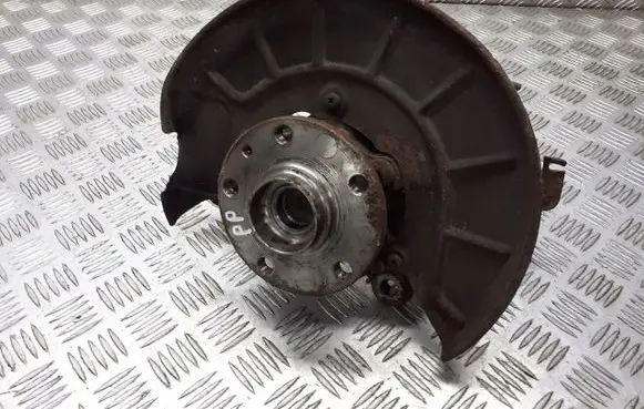Skoda Octavia Mk2 (1Z) Front wheel hub spindle knuckle