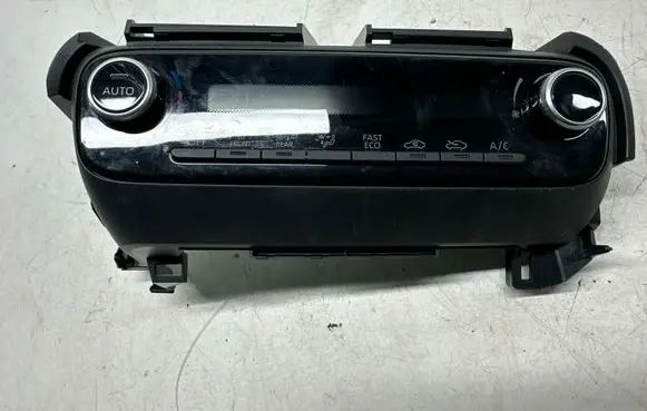 Toyota Yaris XP210 Climate control unit 559000DP30