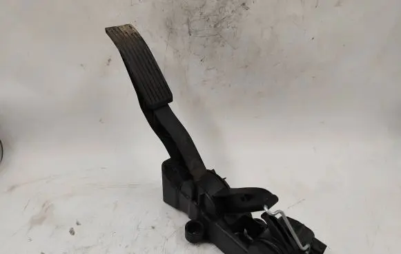 Mercedes-Benz A W169 Accelerator throttle pedal A1693000304 271004 000212