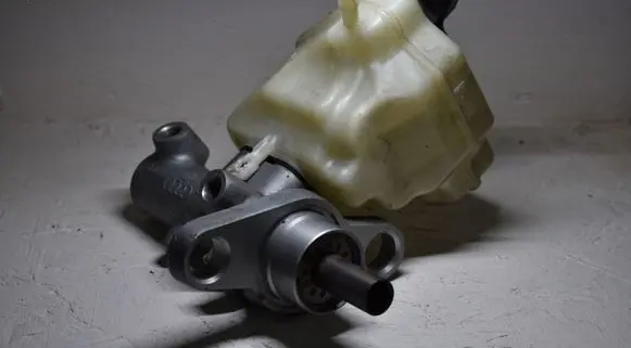 Audi Q7 4L Master brake cylinder 7L8611349