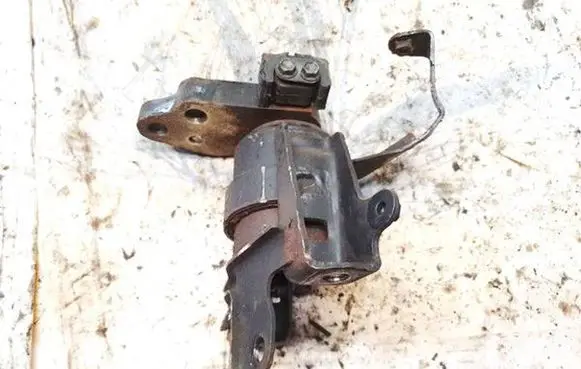 Toyota Avensis T250 Engine mount bracket