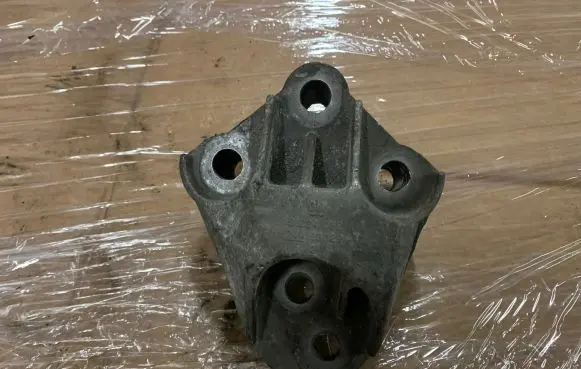Opel Vectra B Engine mounting bracket 9224052