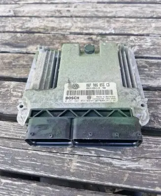Volkswagen Touran I Engine control unit/module 06F906056CD 1039S06798 0261S02054