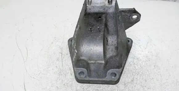 Engine mounting bracket