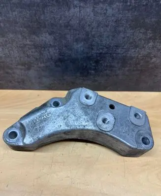 Volkswagen Touran I Engine mounting bracket 1K0199117