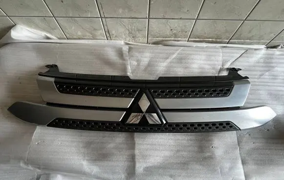 Mitsubishi Outlander Front bumper upper radiator grill 7450B304