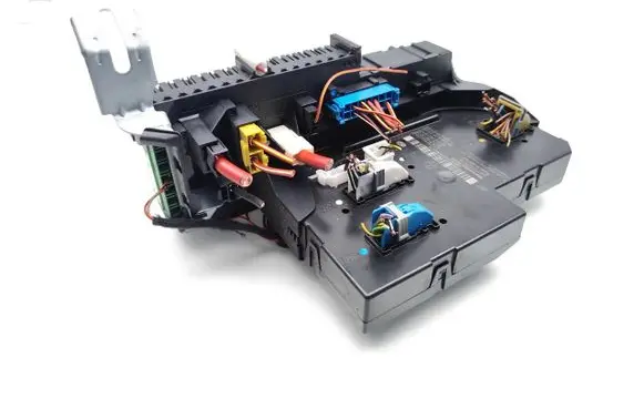 Mercedes-Benz CLS C218 X218 Fuse module 2129003922 2129015205 2129026107
