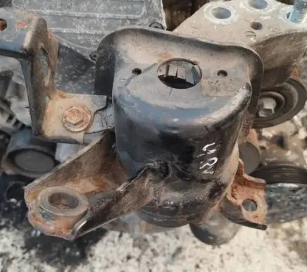 Toyota RAV 4 (XA30) Engine mount bracket