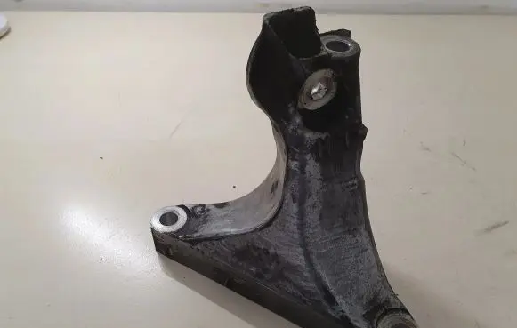 Subaru Outback Engine mounting bracket