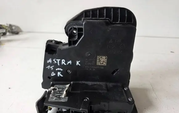 Opel Astra K Rear door lock 915C3039077