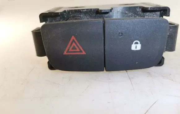 Renault Trafic III (X82) Hazard light switch E3160601