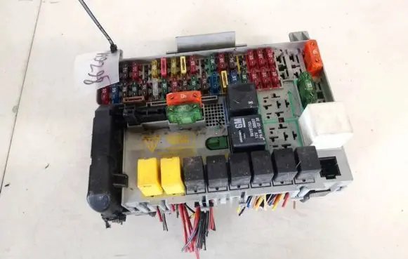 Opel Zafira A Fuse box set 90589965