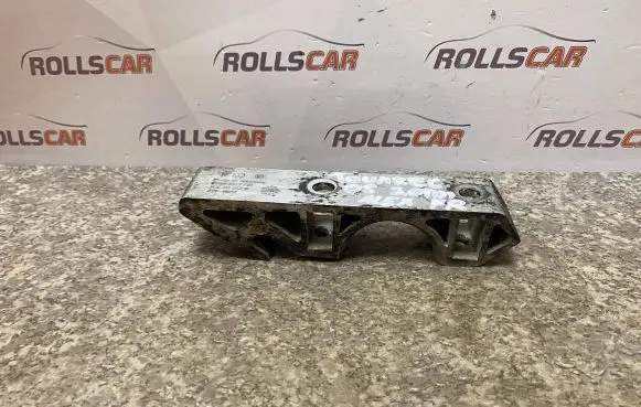 Volkswagen Touareg I Engine mounting bracket 7L0411063B