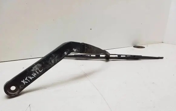 Nissan X-Trail T30 Rear wiper blade arm 12001