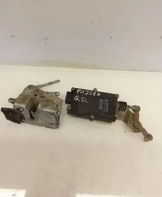 Mitsubishi Pajero Rear door lock MB422958
