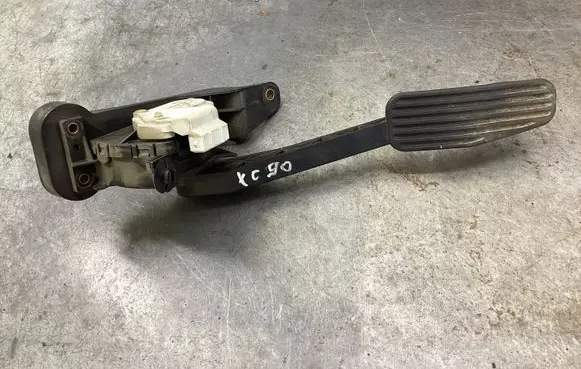 Accelerator throttle pedal