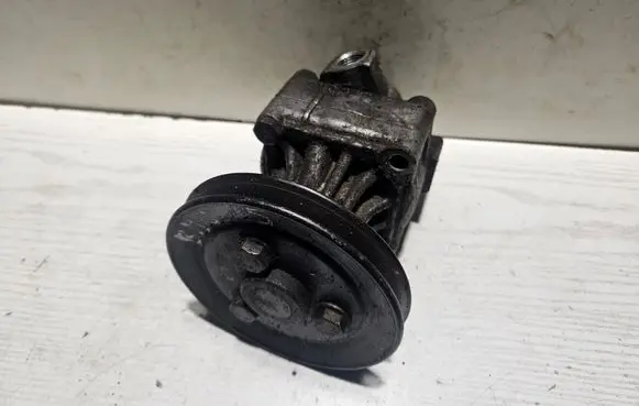 BMW 5 E34 Power steering pump 2633342 1133386