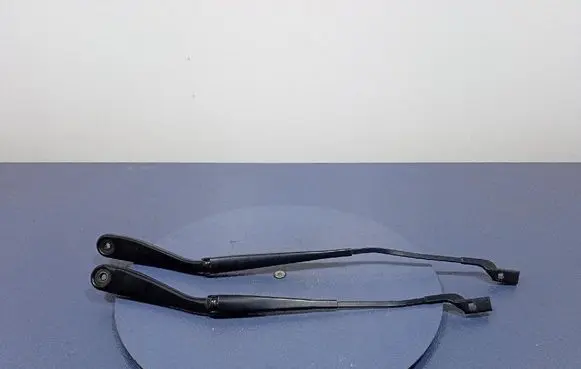 Front wiper blade arm