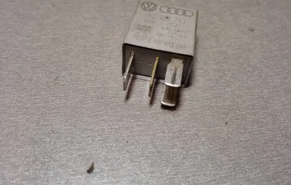 Volkswagen PASSAT B6 Other relay 1K0951253 V23374A1601X004