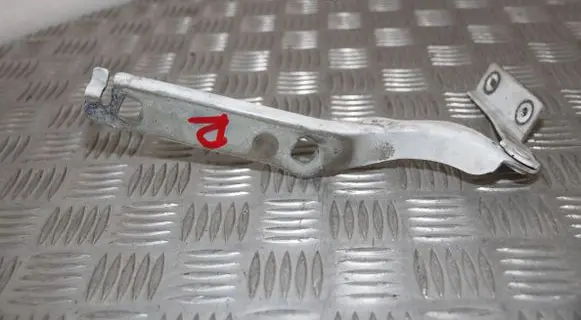 Engine bonnet/hood hinges