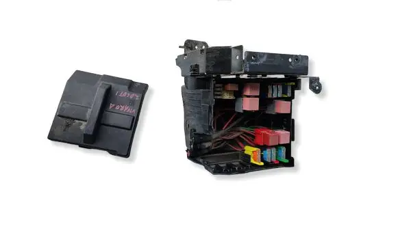 Opel Vivaro Fuse box set 