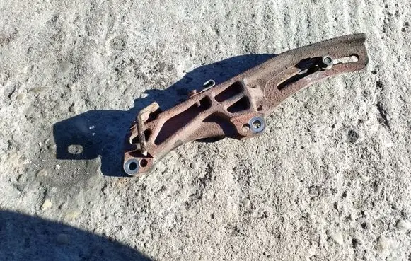 Mazda 323 Generator/alternator bracket 