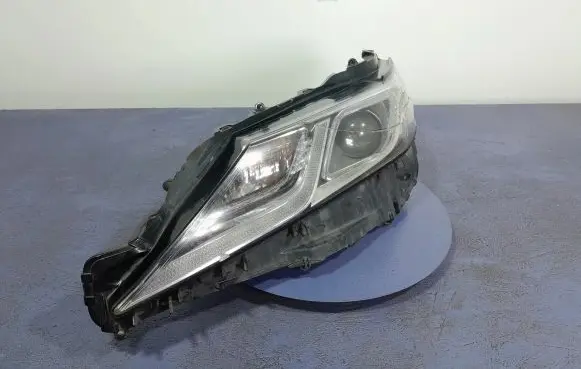 Toyota Camry VIII XV70 Headlight/headlamp 81150-33D31