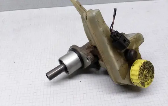 Volkswagen Golf III Master brake cylinder 03350882751