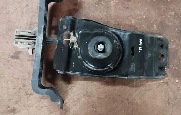 Chrysler Town u0026 Country V Spare wheel mounting bracket 05109667AB