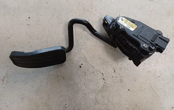 Accelerator throttle pedal