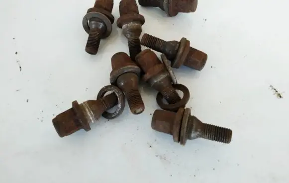 Volkswagen Touran I Nuts/bolts 