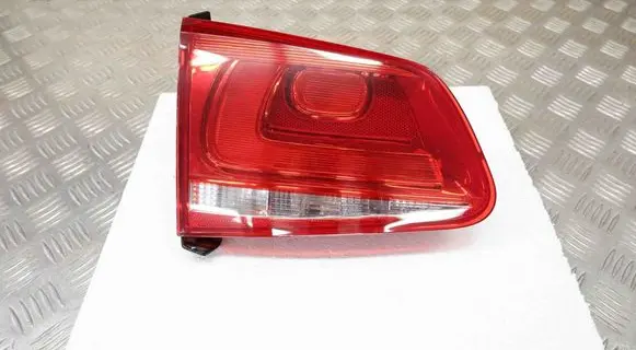 Tailgate rear/tail lights