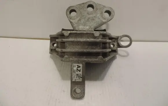 Engine mount vacuum valve