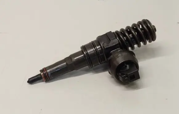 Volkswagen Golf IV Fuel injector 038130073AL