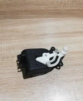 Volkswagen PASSAT B5 Air flap motor/actuator 133856K 132907511A