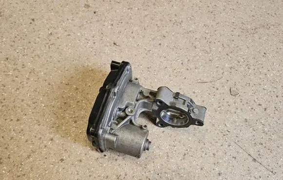 BMW 5 G30 G31 EGR valve 8576810