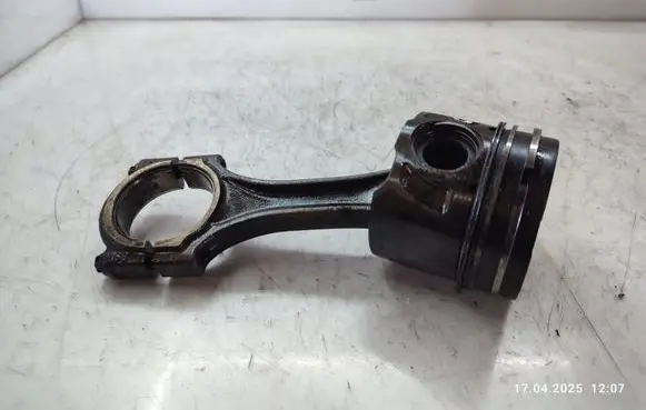 Land Rover Freelander 2 - LR2 Piston with connecting rod