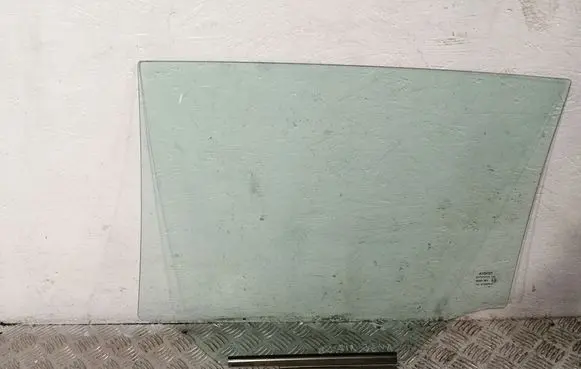 Toyota Avensis T270 Rear door window glass 6810305150