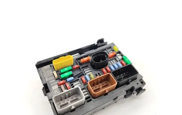 Peugeot Partner Fuse module 9807028780