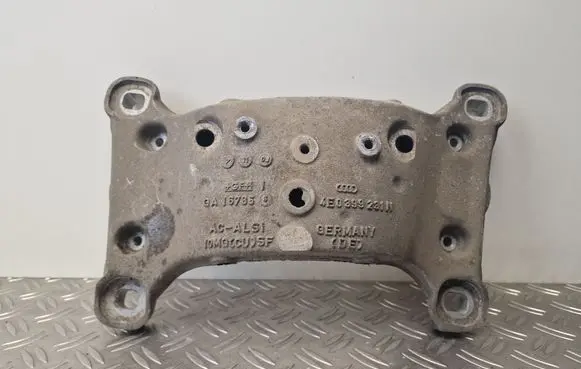 Gearbox mounting bracket
