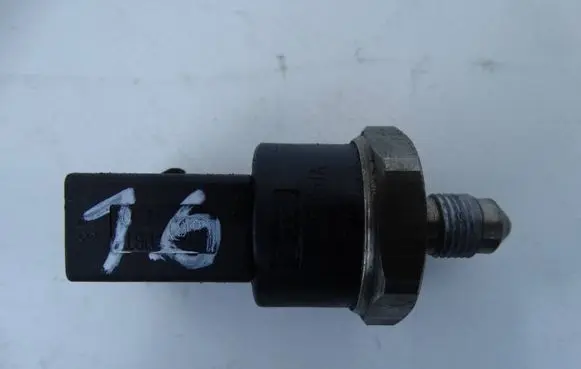 Audi A3 S3 8P Fuel pressure sensor 06D906051A