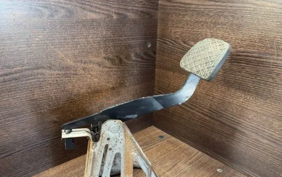 Mercedes-Benz Sprinter W906 Brake pedal 1232910082