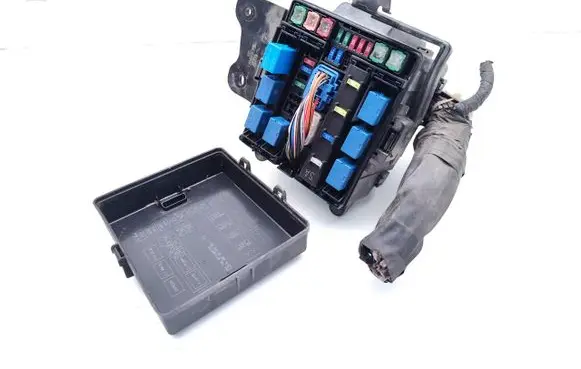 Suzuki Grand Vitara II Fuse module 