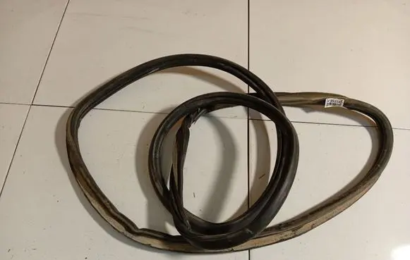 Volkswagen Sharan Trunk rubber seal (body) 