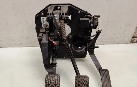 Mercedes-Benz Vaneo W414 Pedal assembly A1682902701