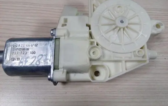 Mercedes-Benz E A207 Front door window regulator motor A2129066702 AF287